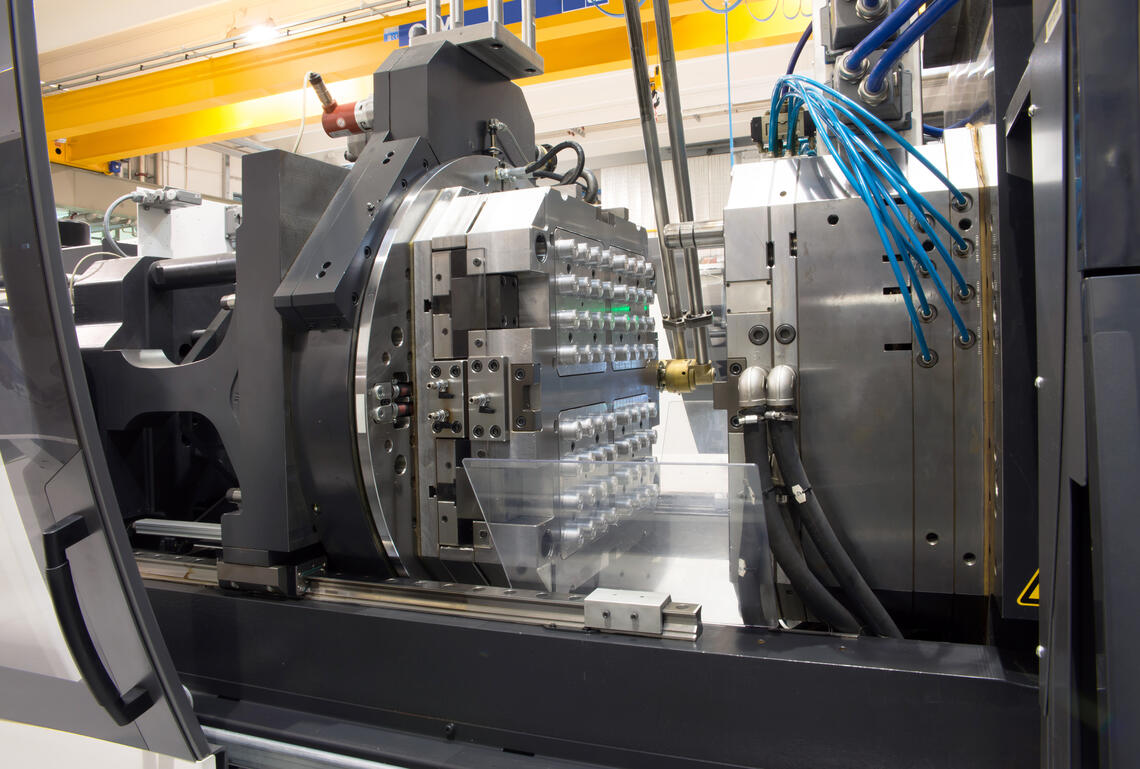 Injection molding machines in a large factory 