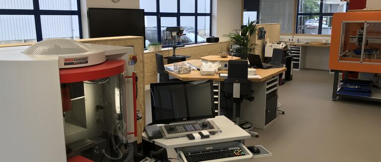 A Kontich prototyping cell in a lab with a number of other instruments and laptops